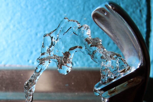 Water-Fluoridation-water-fountain-AP.jpg
